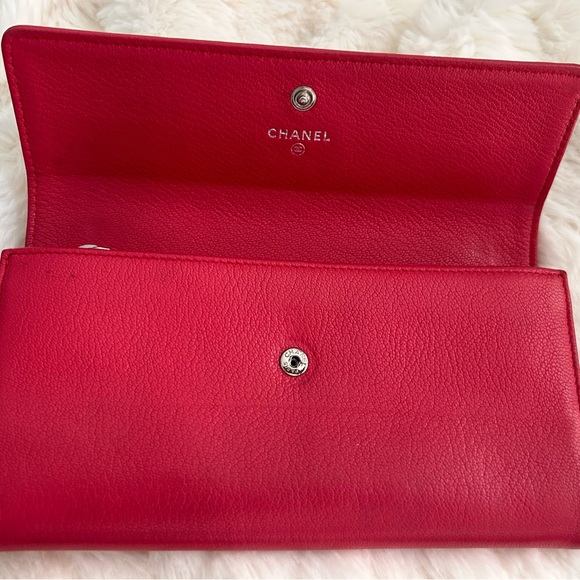 CHANEL
Goatskin CC Large Clover Charm Bi-fold with Chanel dust bag - Picture 2 of 13